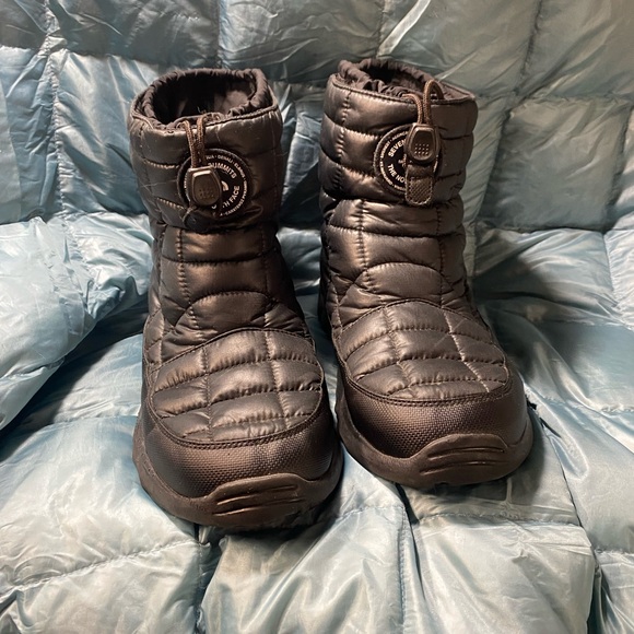 Men’s The North Face Black Quilted Winter Boots Size 10 retail $100 - Picture 1 of 8